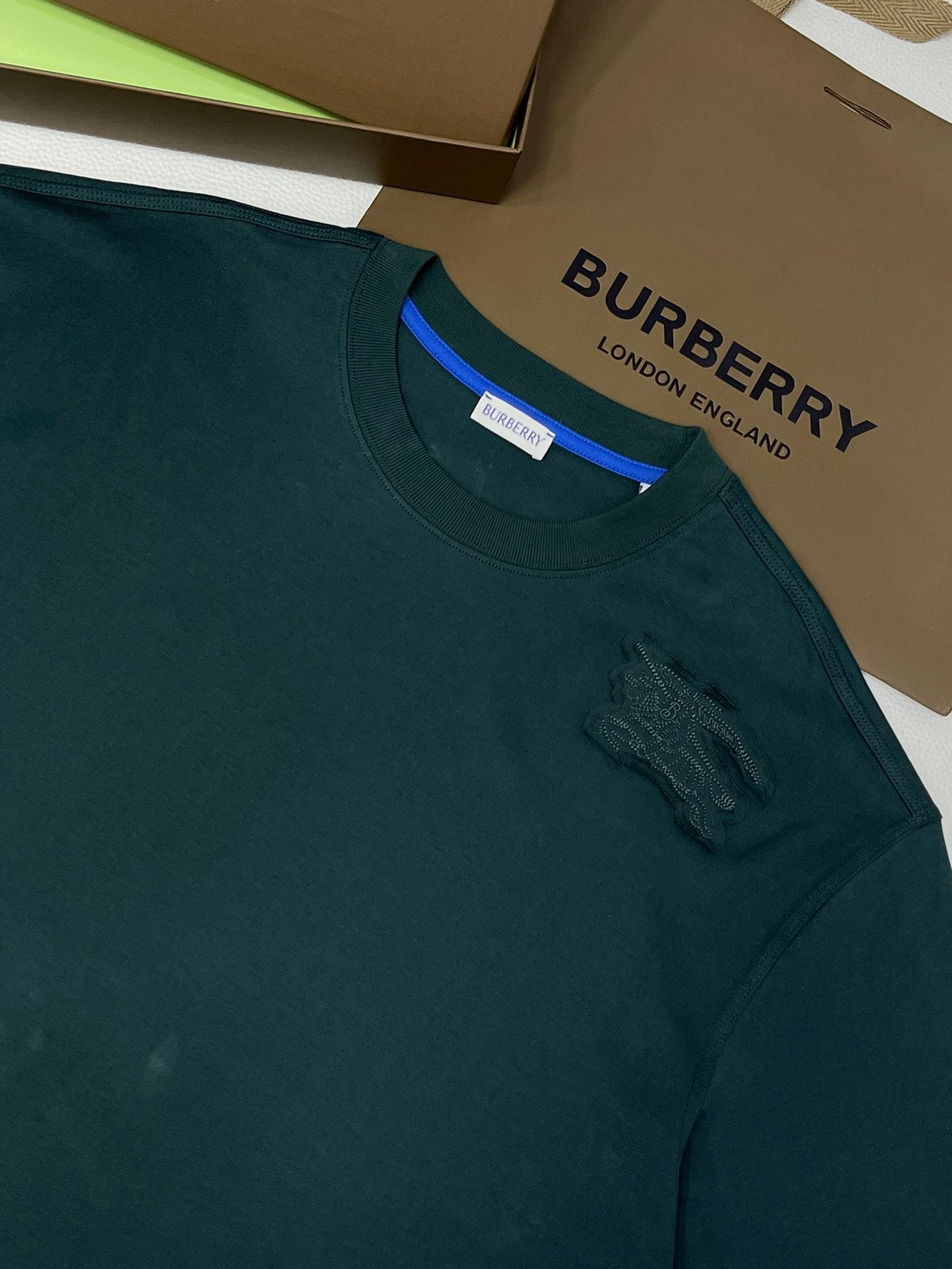 Schwarzes, weißes, grünes und blaues T-Shirt