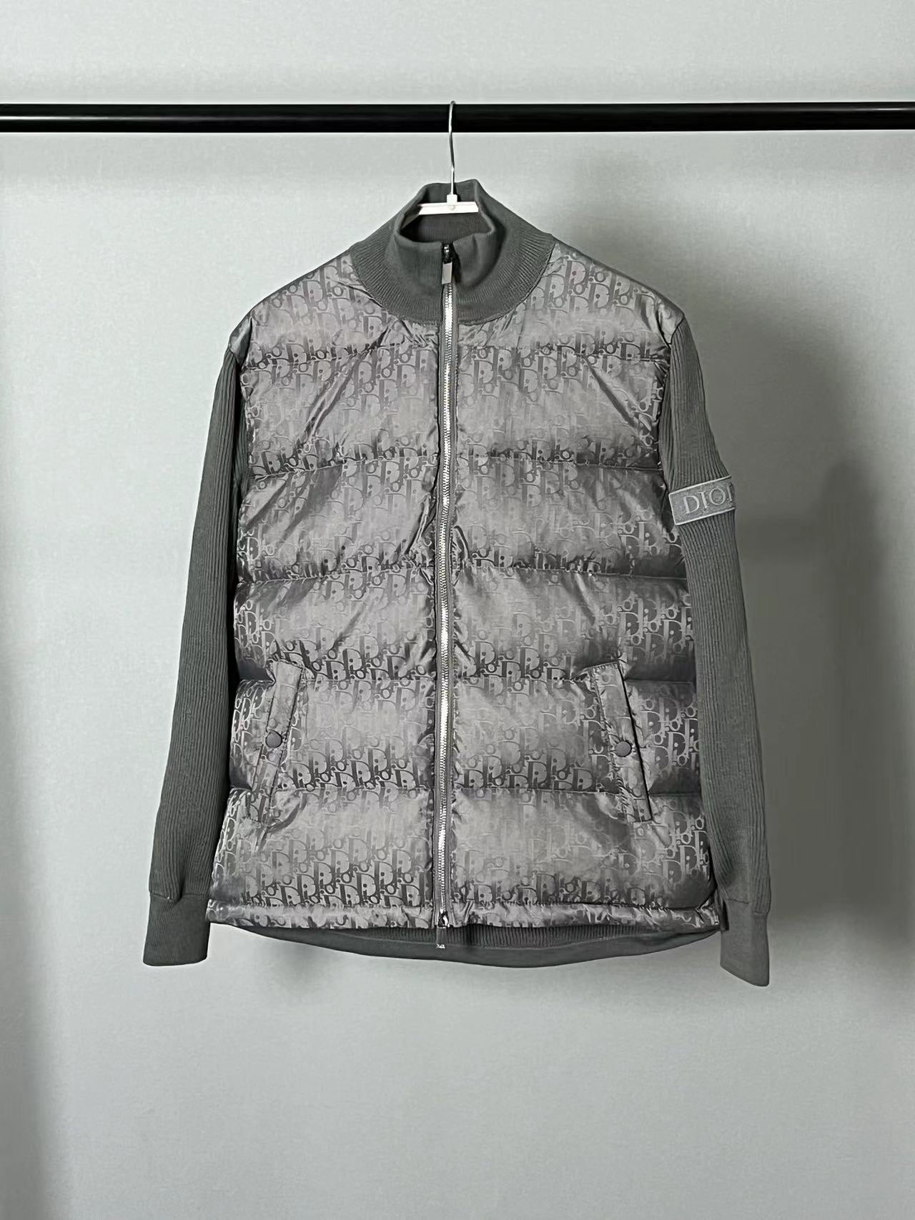Schwarze, graue, blaue und weiße Jacke