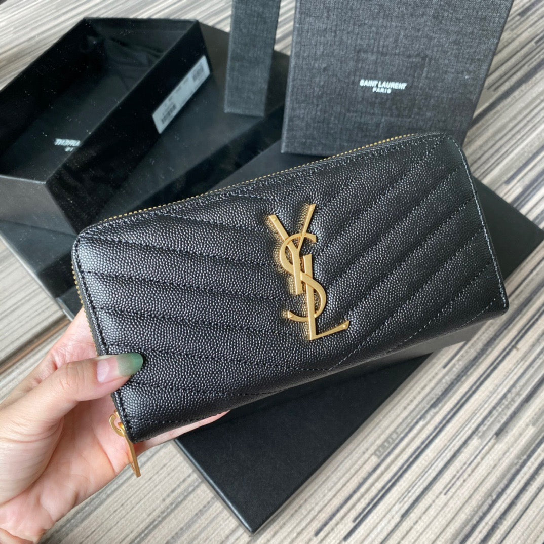 Bolsos negros, blanquecinos y rojos