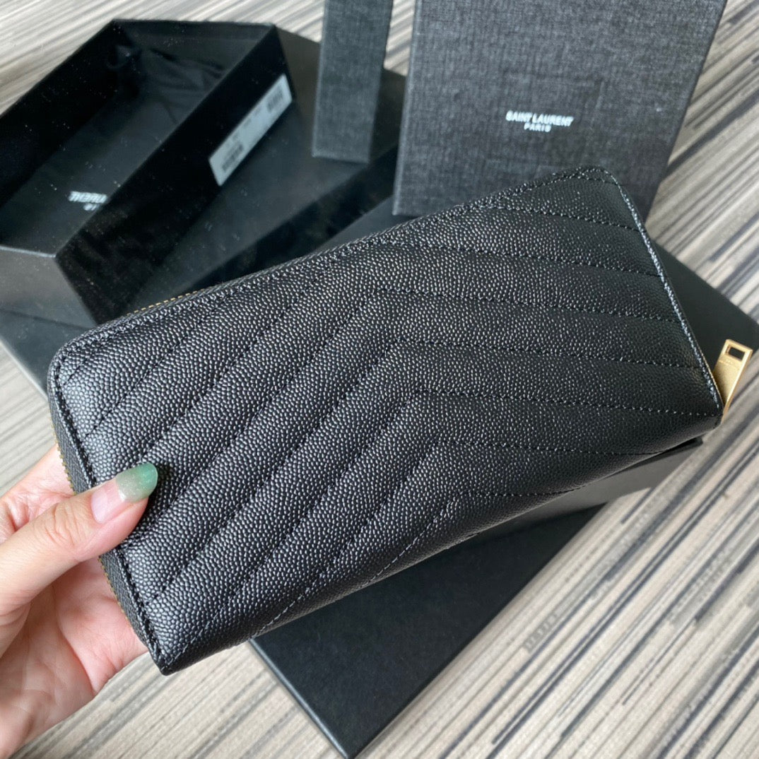 Bolsos negros, blanquecinos y rojos