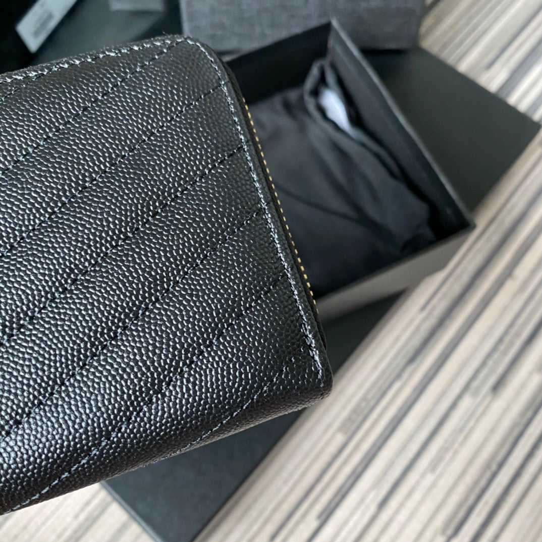 Bolsos negros, blanquecinos y rojos