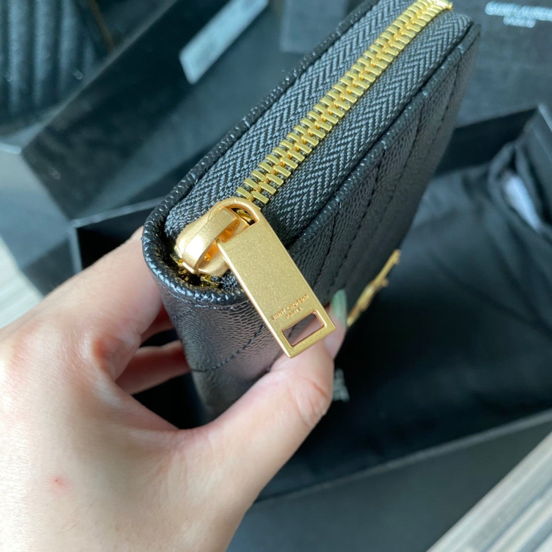 Bolsos negros, blanquecinos y rojos