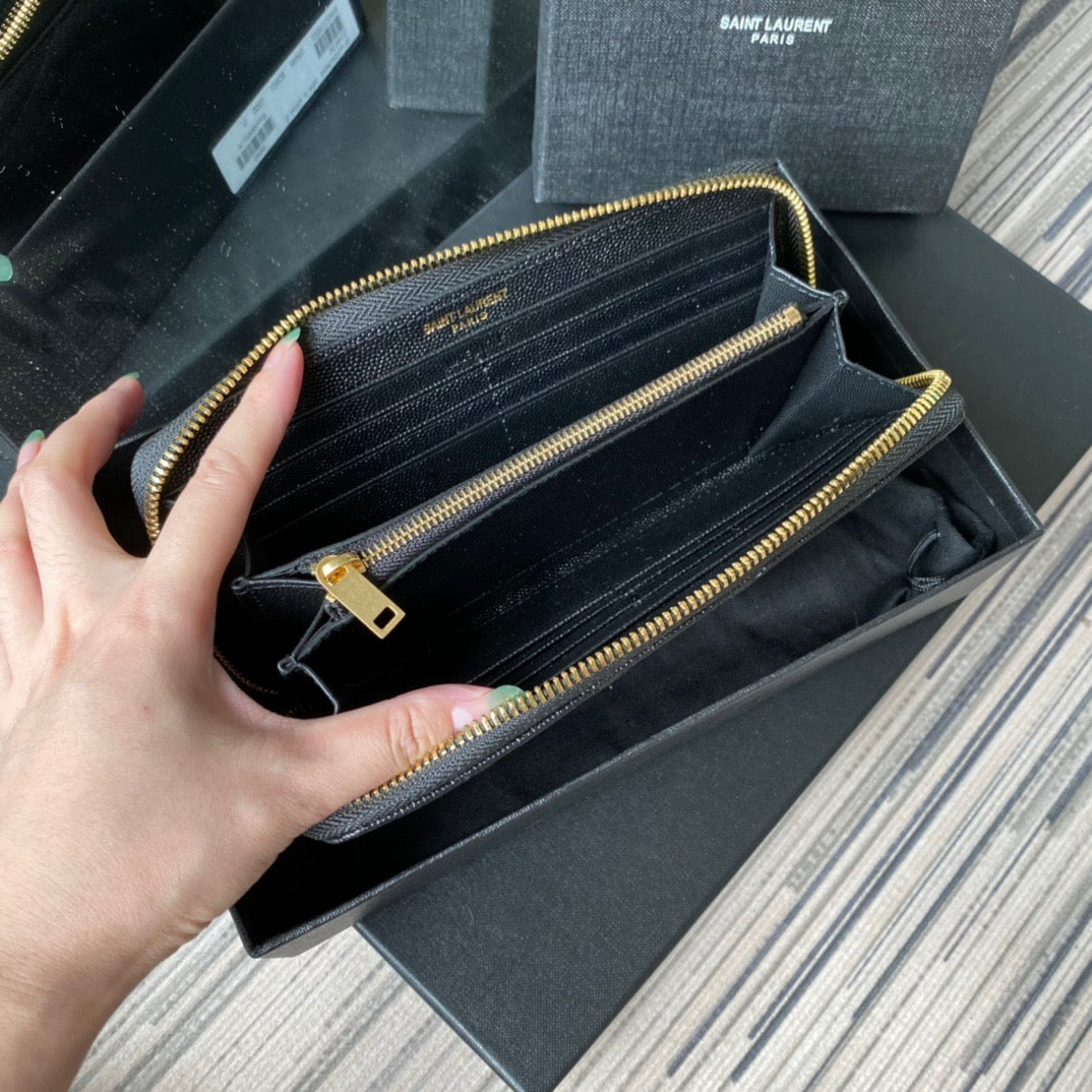 Bolsos negros, blanquecinos y rojos
