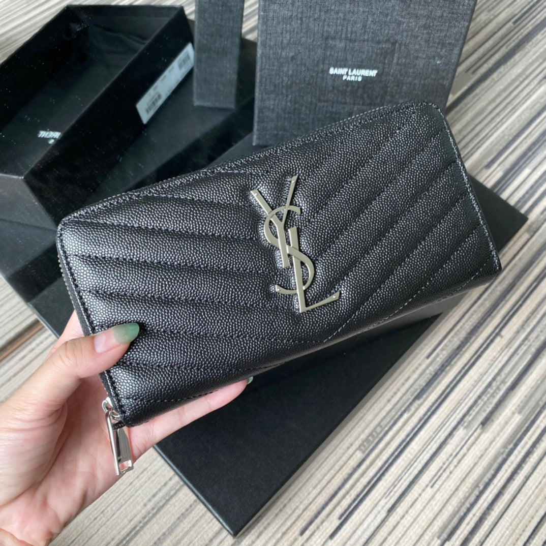 Bolsos negros, blanquecinos y rojos