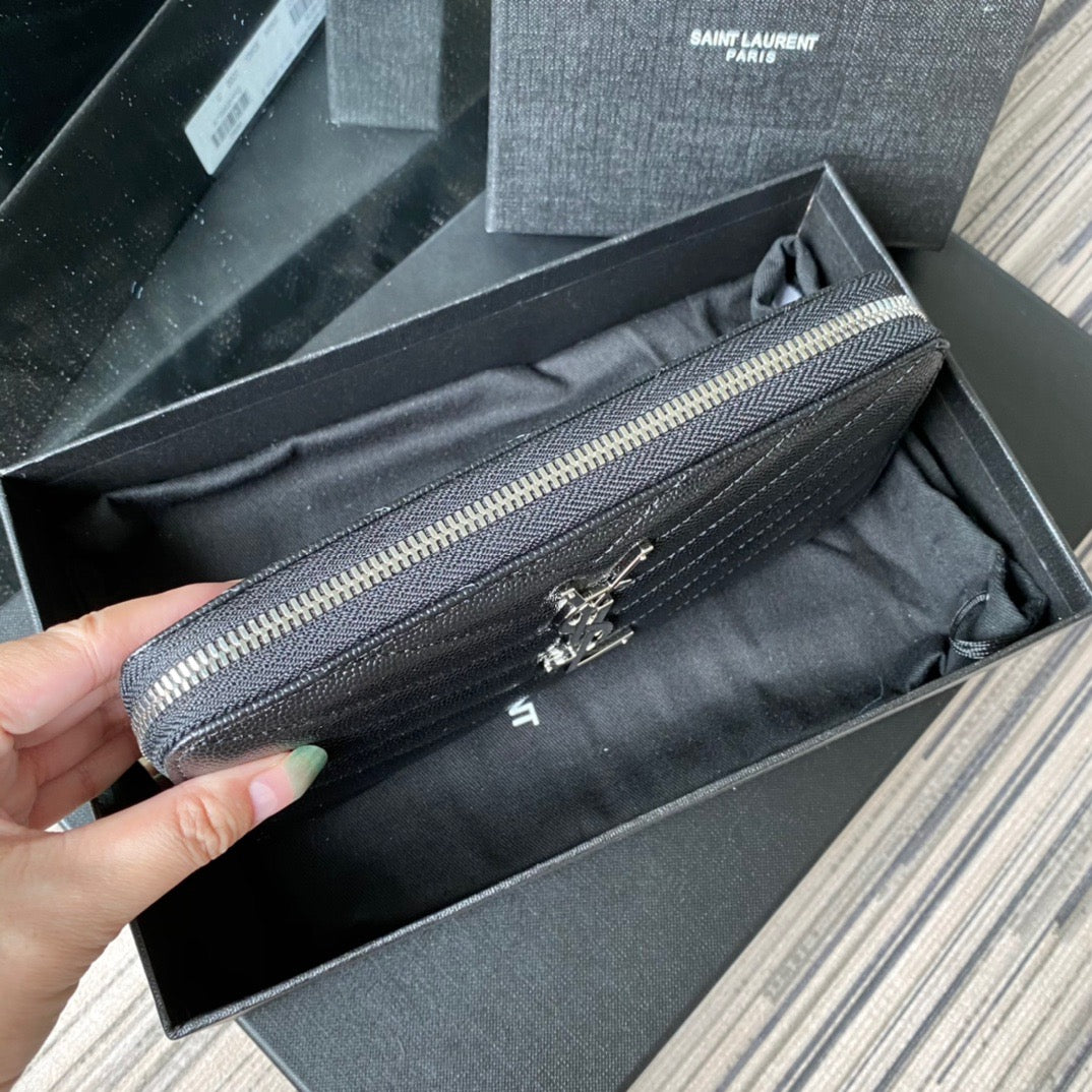 Bolsos negros, blanquecinos y rojos