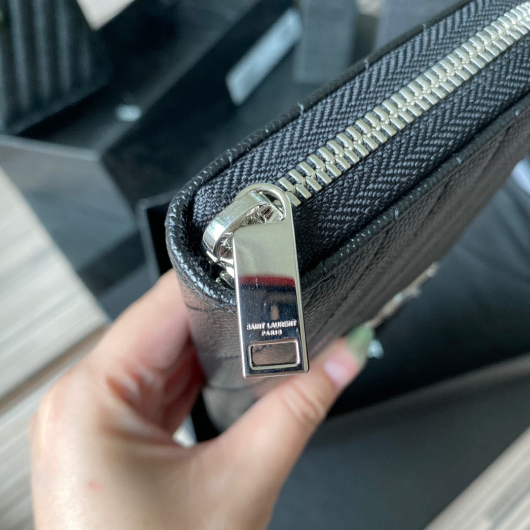 Bolsos negros, blanquecinos y rojos