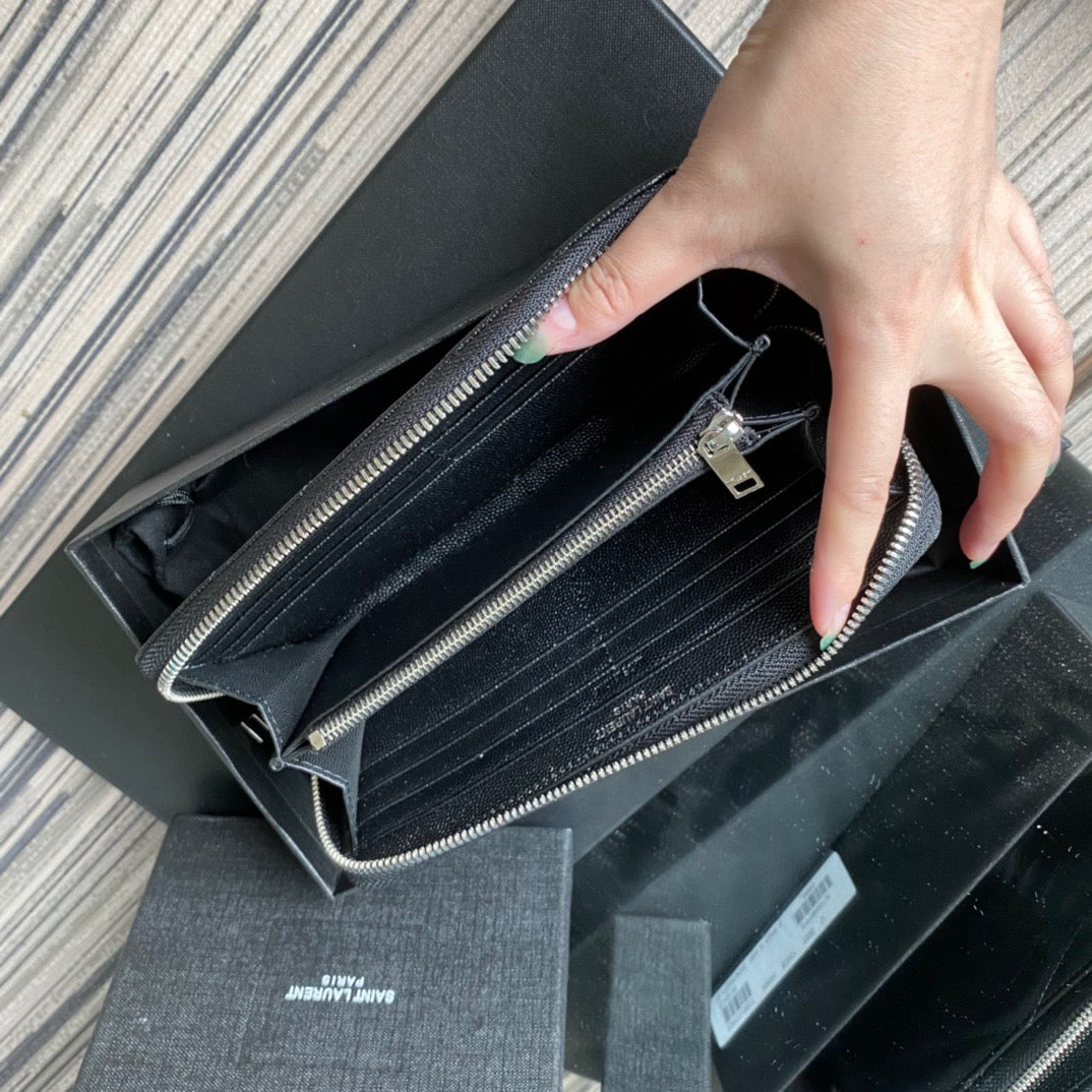 Bolsos negros, blanquecinos y rojos