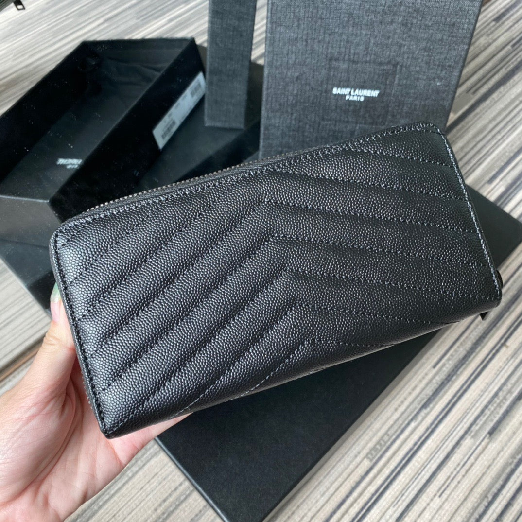 Bolsos negros, blanquecinos y rojos