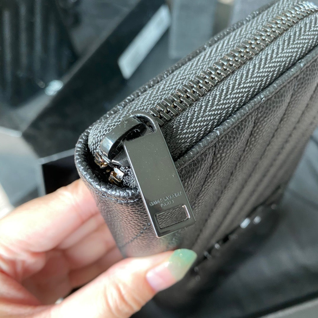 Bolsos negros, blanquecinos y rojos