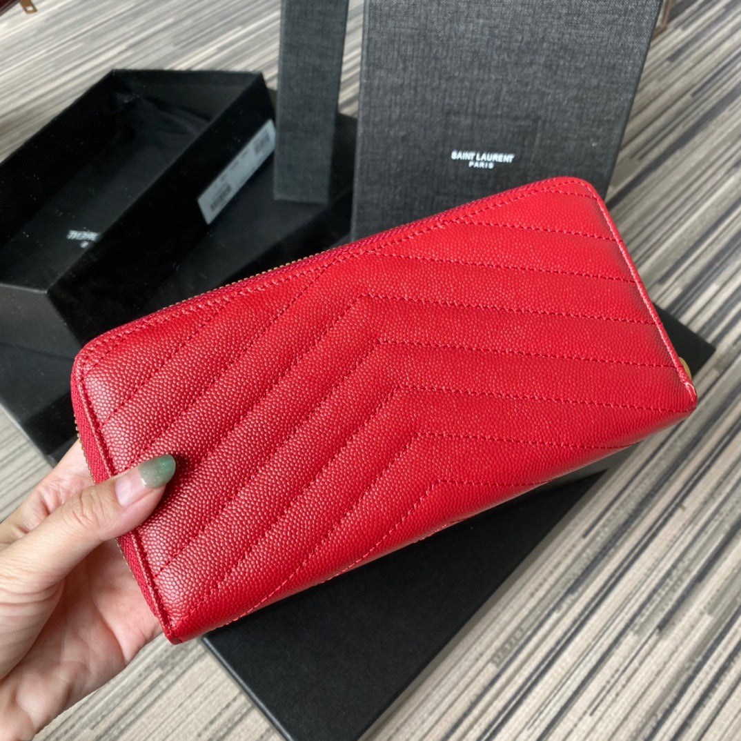 Bolsos negros, blanquecinos y rojos