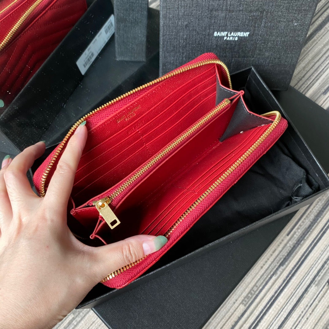 Bolsos negros, blanquecinos y rojos