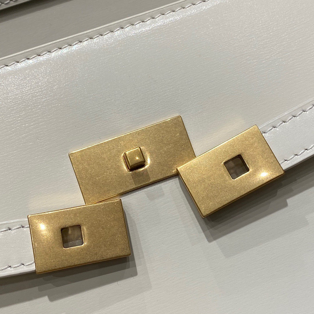 حقائب بيضاء