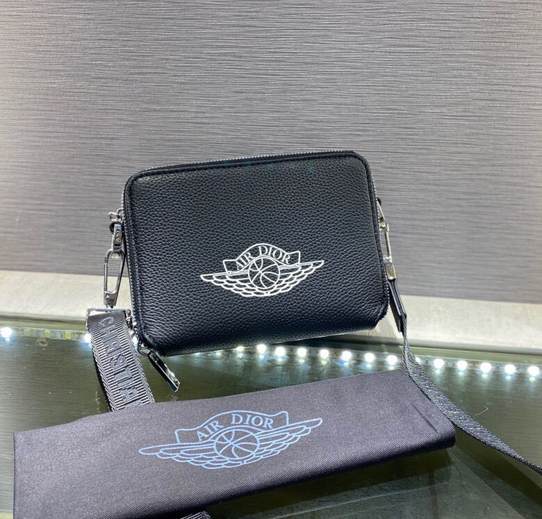 Schwarze, graue und azurblaue Taschen