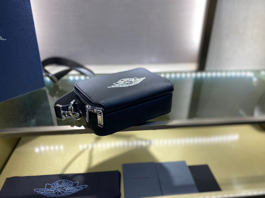 Schwarze, graue und azurblaue Taschen