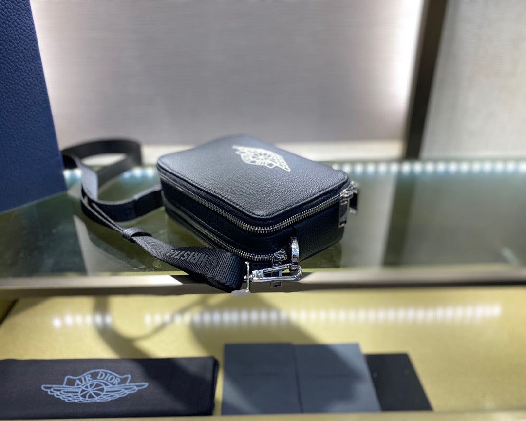 Schwarze, graue und azurblaue Taschen