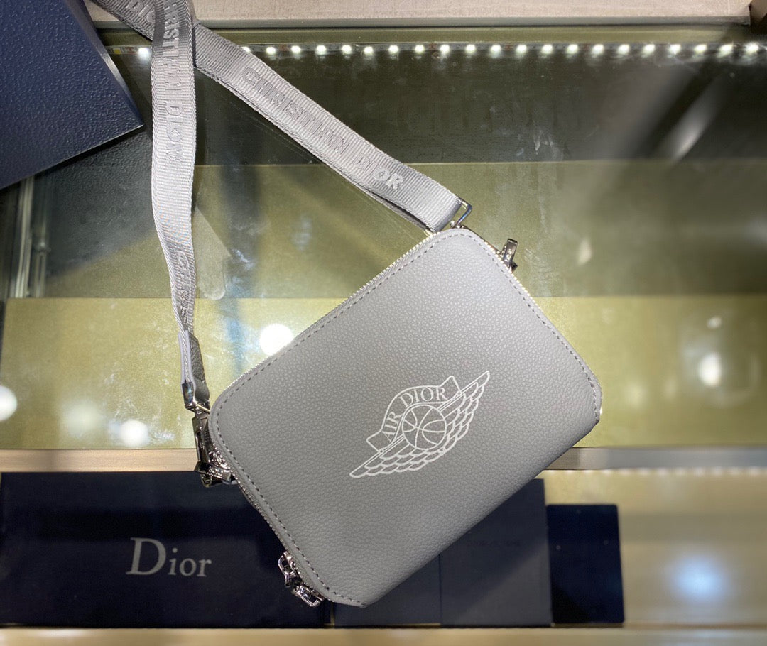 Schwarze, graue und azurblaue Taschen