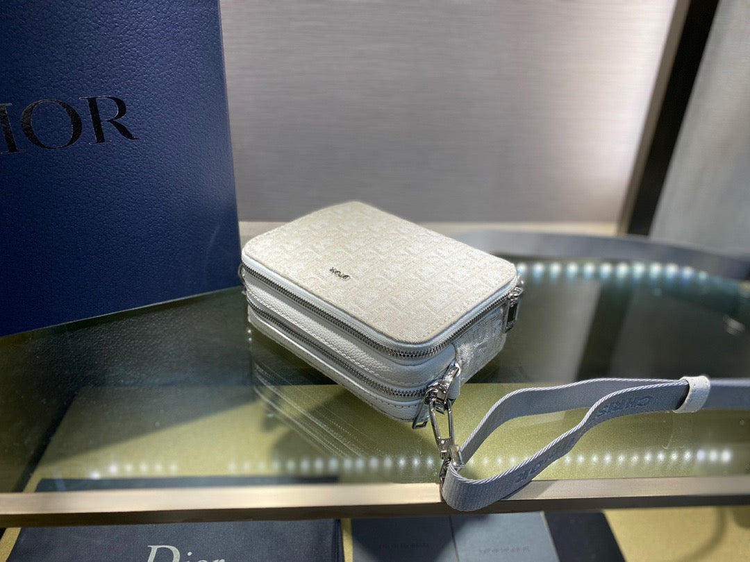 Schwarze, graue und azurblaue Taschen
