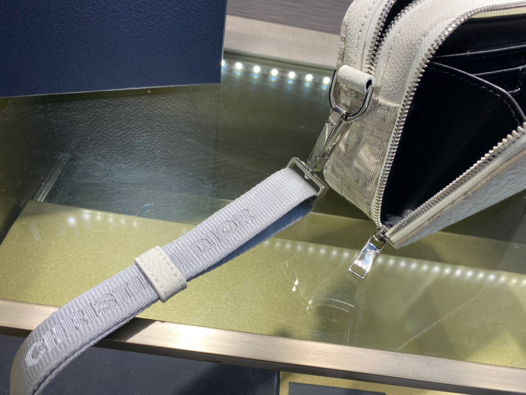 Schwarze, graue und azurblaue Taschen