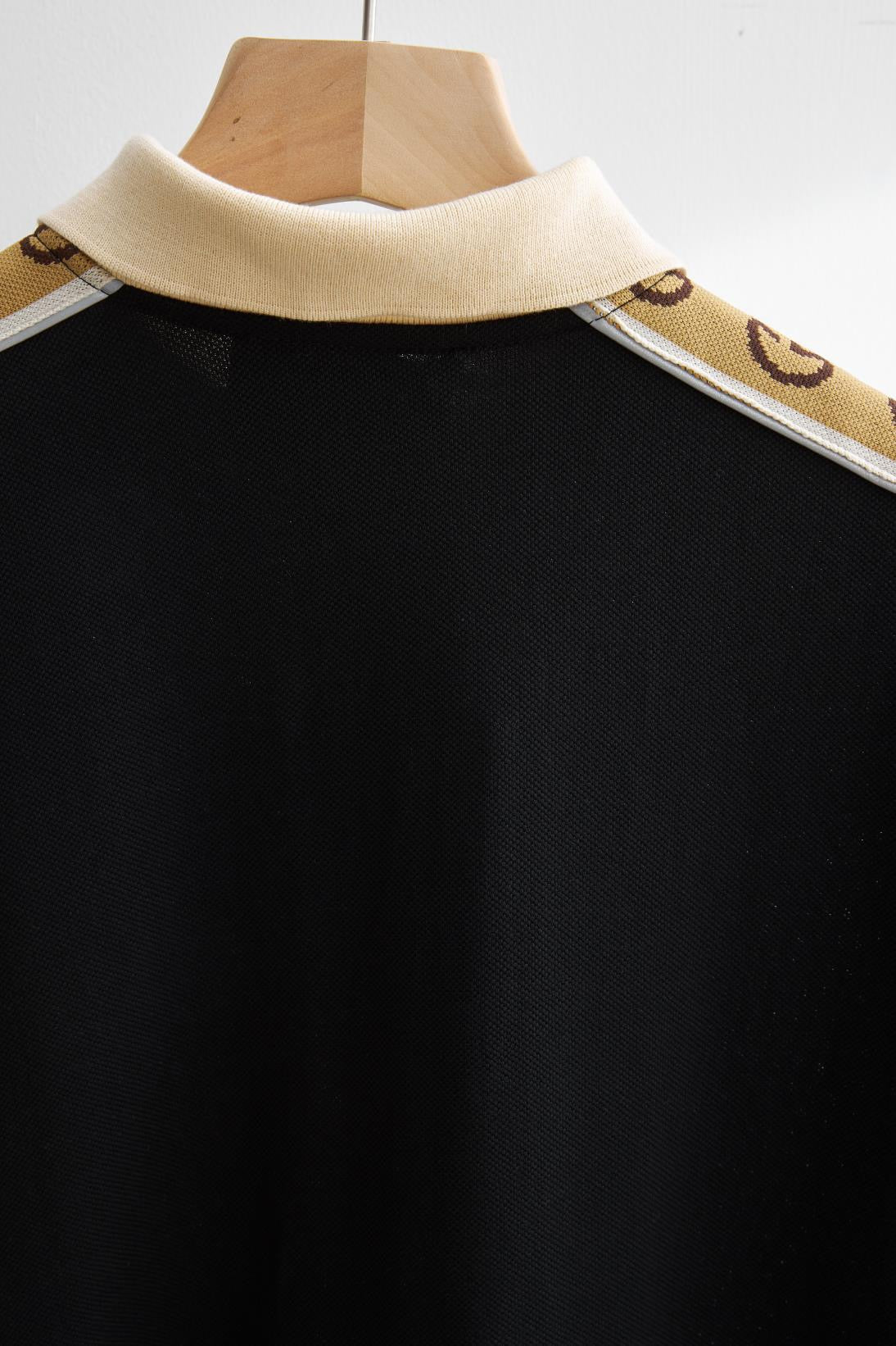 Grüne, schwarze und hellrosa Poloshirts
