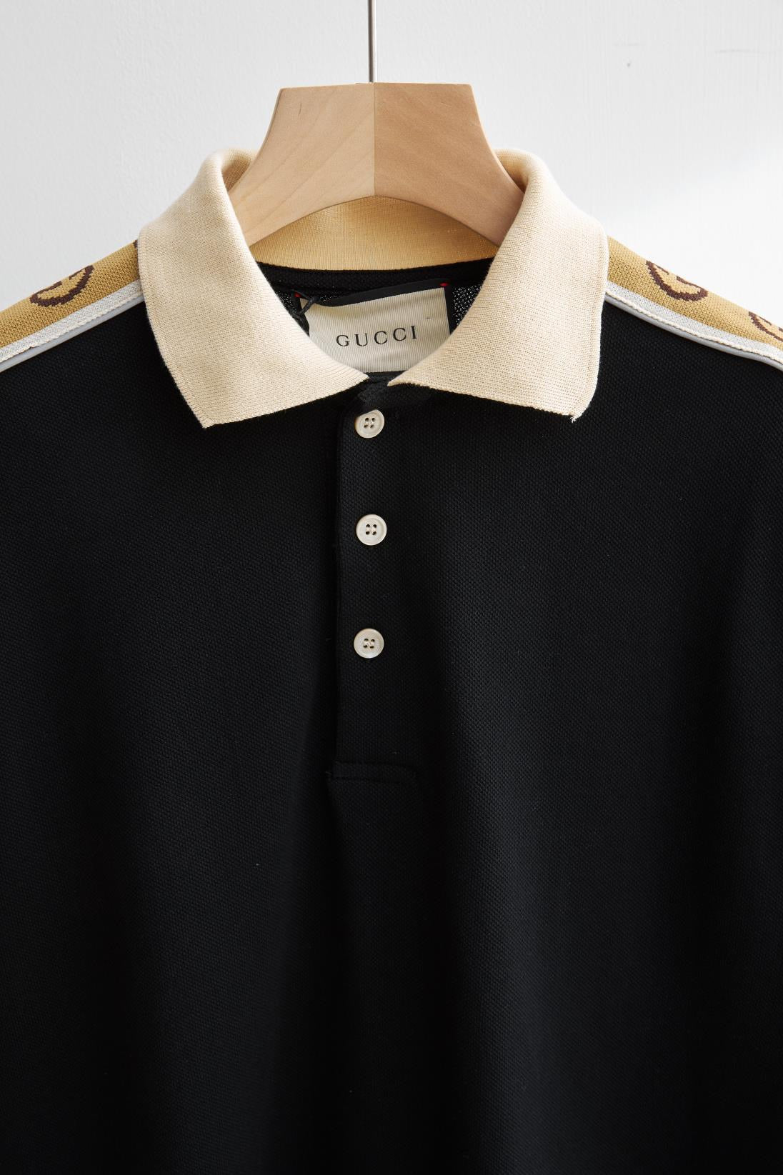 Grüne, schwarze und hellrosa Poloshirts