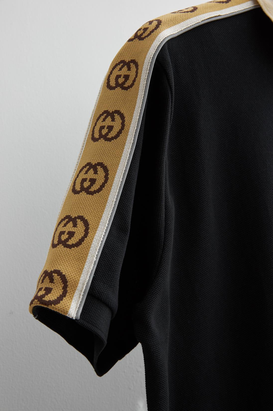Grüne, schwarze und hellrosa Poloshirts