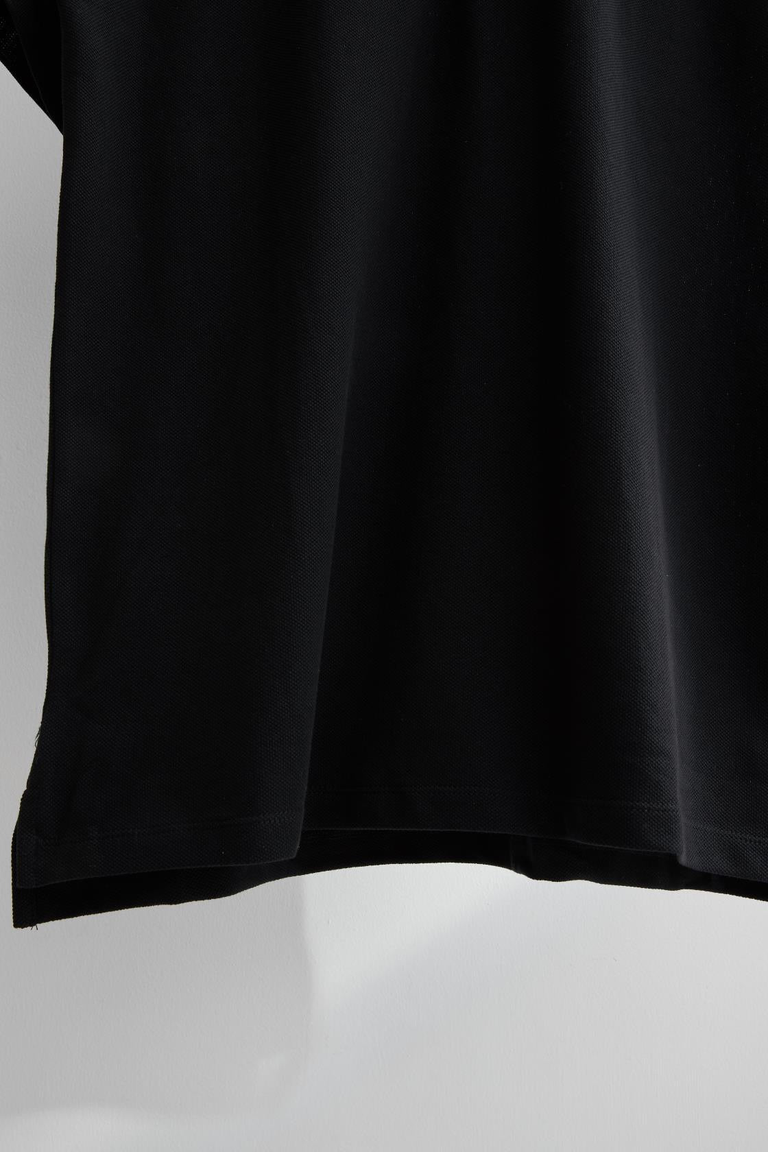 Grüne, schwarze und hellrosa Poloshirts