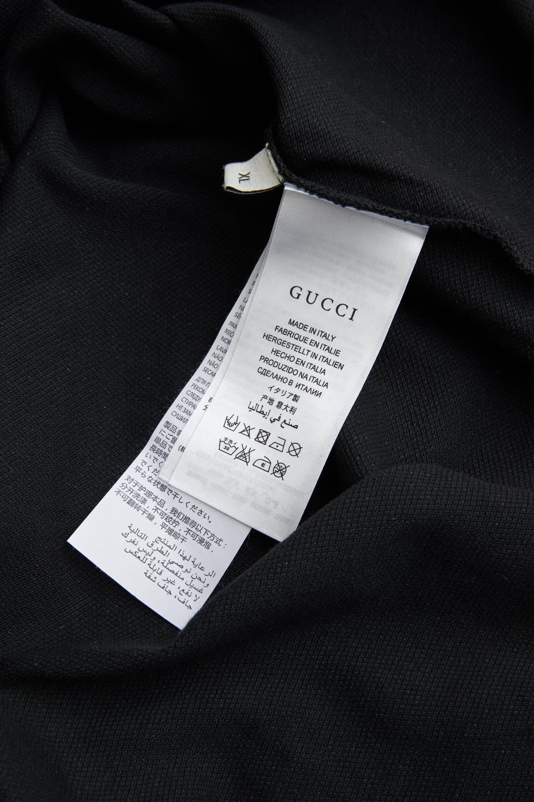 Grüne, schwarze und hellrosa Poloshirts