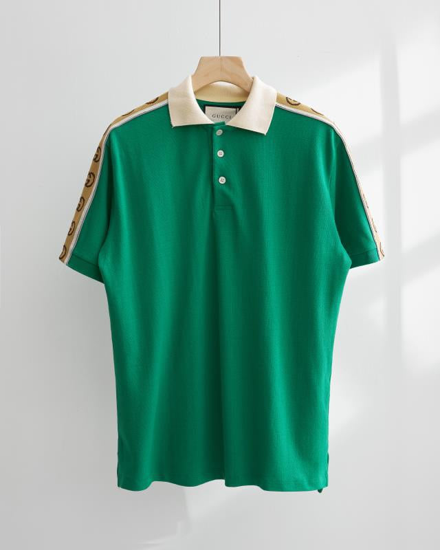 Grüne, schwarze und hellrosa Poloshirts