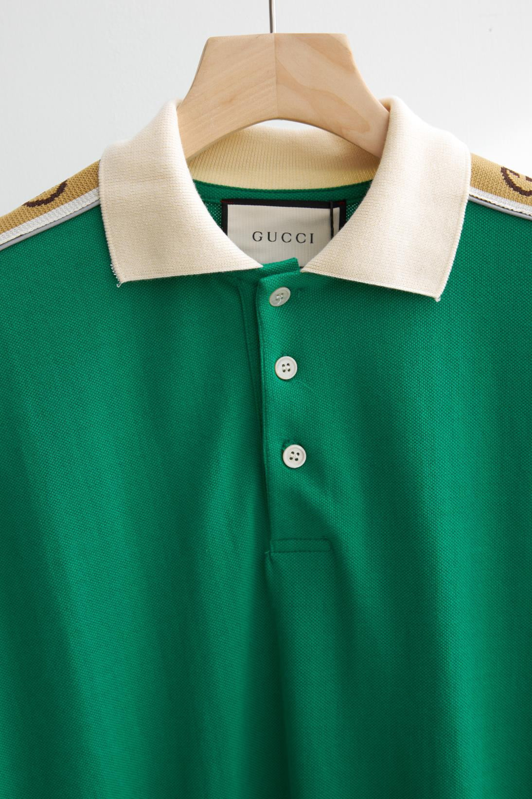 Grüne, schwarze und hellrosa Poloshirts