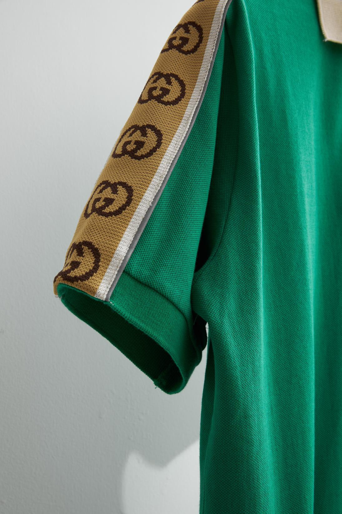 Grüne, schwarze und hellrosa Poloshirts