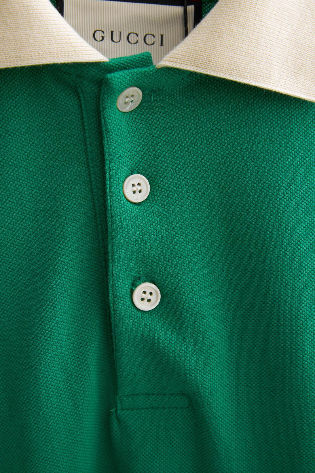 Grüne, schwarze und hellrosa Poloshirts