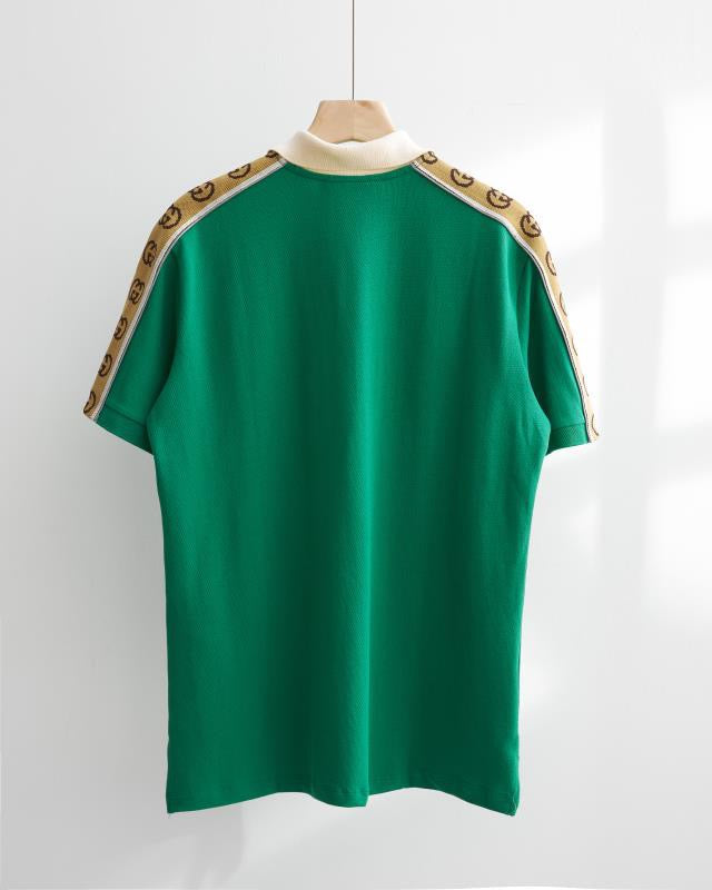 Grüne, schwarze und hellrosa Poloshirts
