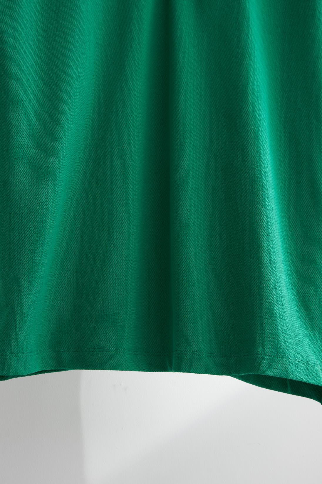 Grüne, schwarze und hellrosa Poloshirts