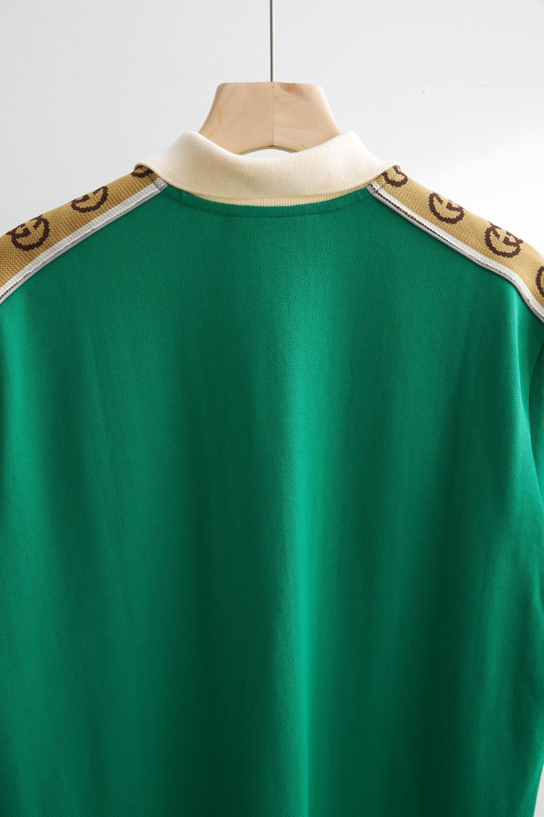 Grüne, schwarze und hellrosa Poloshirts