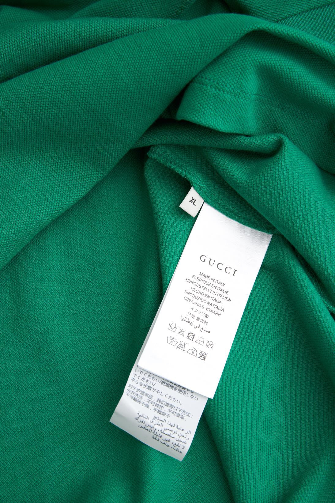 Grüne, schwarze und hellrosa Poloshirts