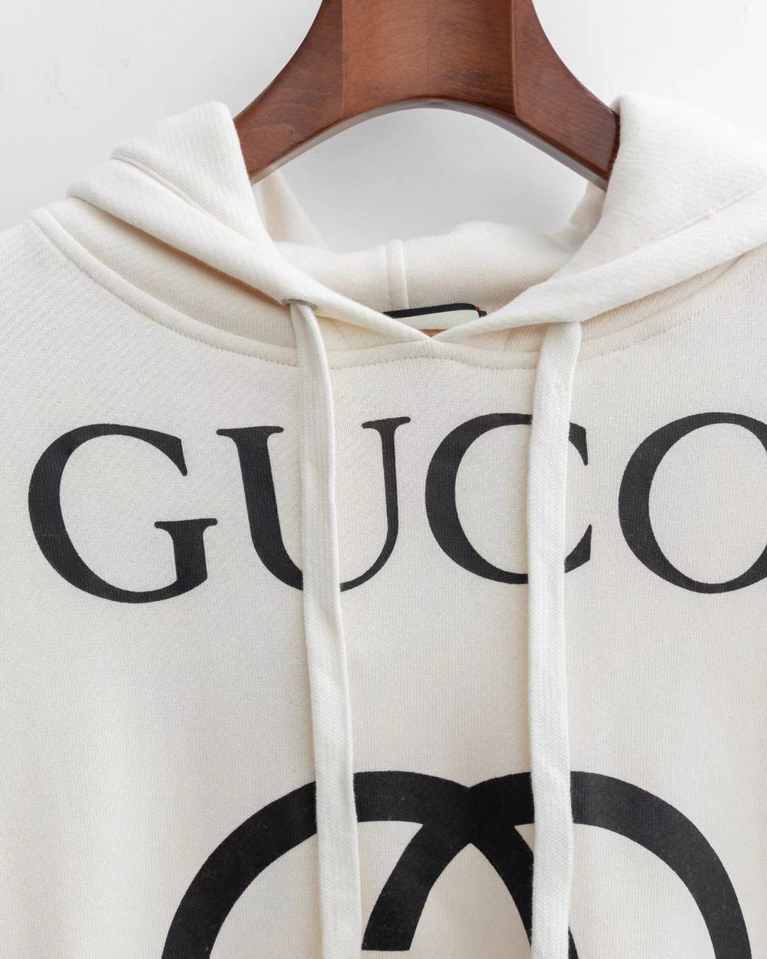 Sudaderas con capucha en blanco y negro