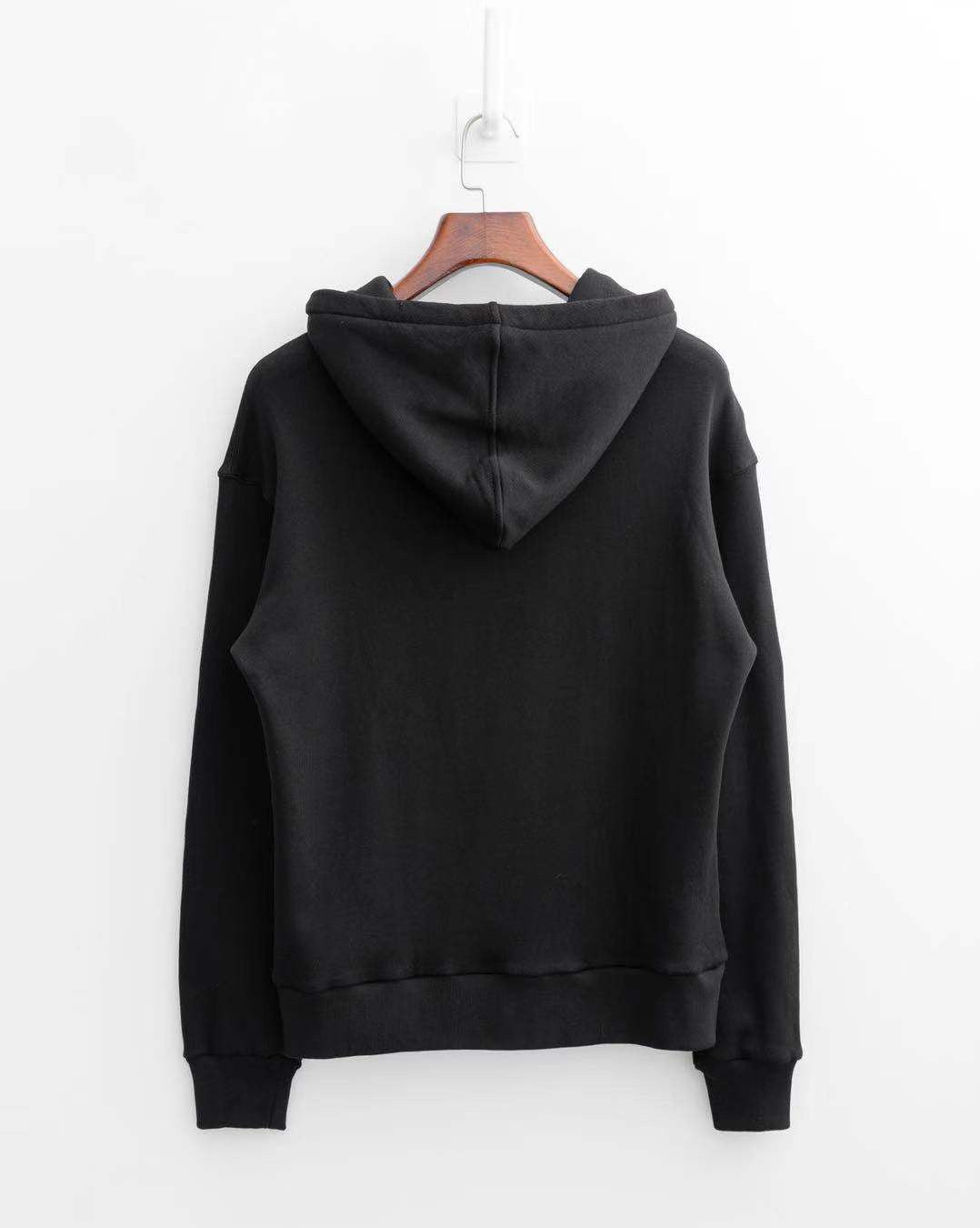 Sudaderas con capucha en blanco y negro