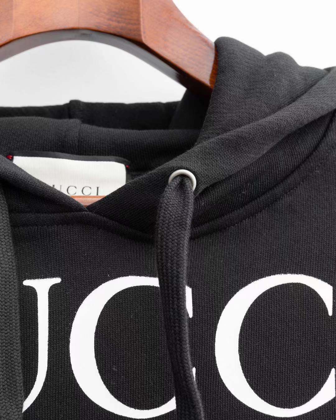 Sudaderas con capucha en blanco y negro
