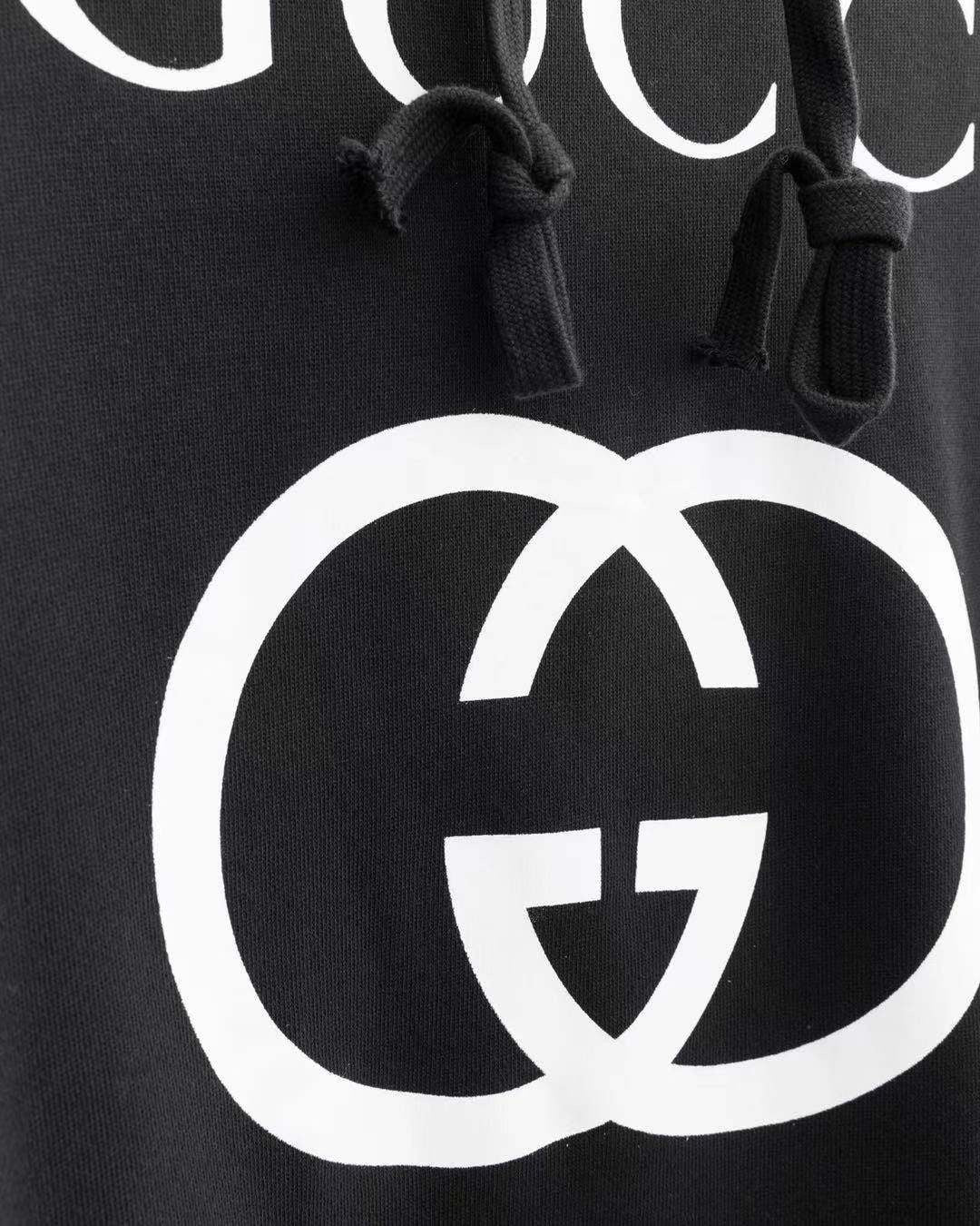 Sudaderas con capucha en blanco y negro