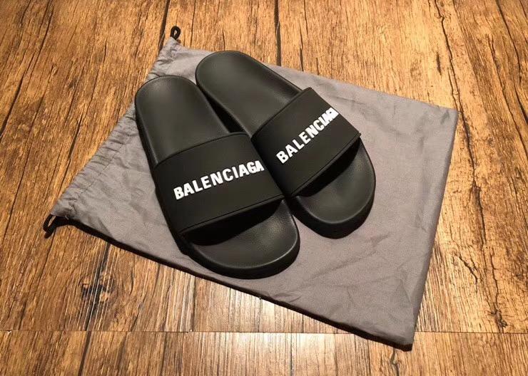 شباشب مطاطية سوداء