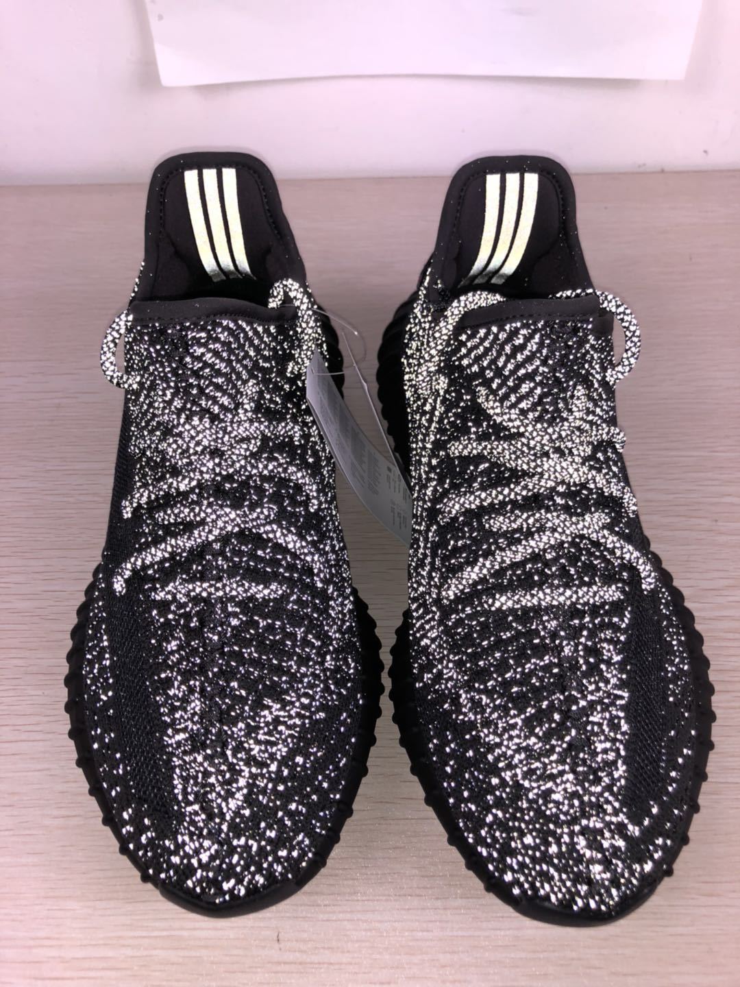 حذاء Yeezy 350 V2 عاكس ثابت