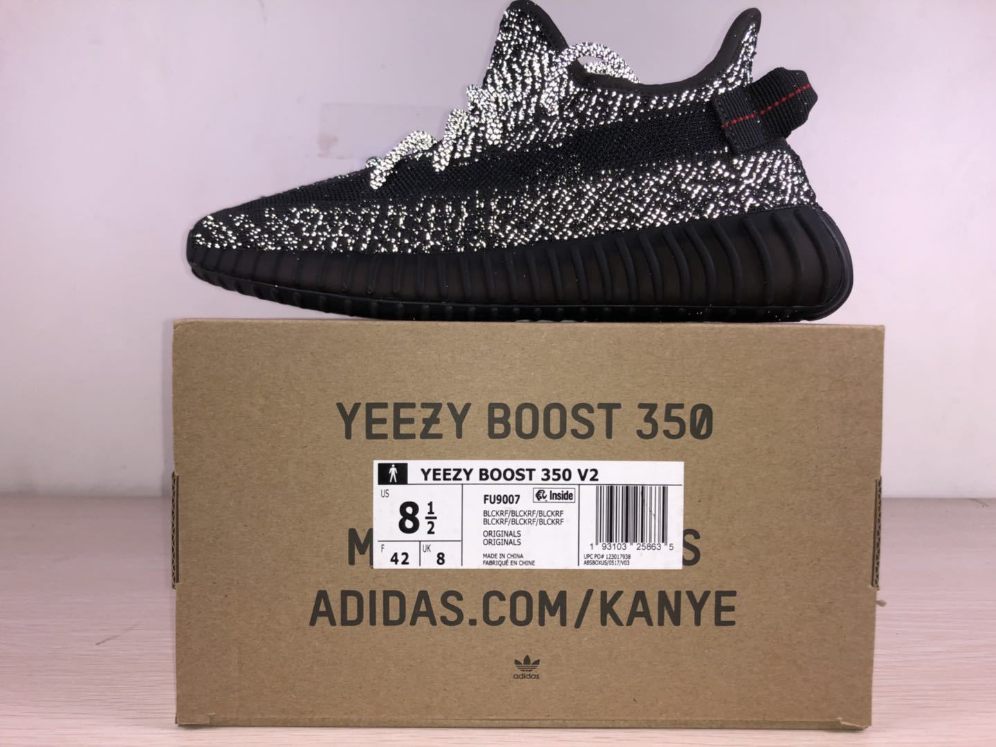 حذاء Yeezy 350 V2 عاكس ثابت