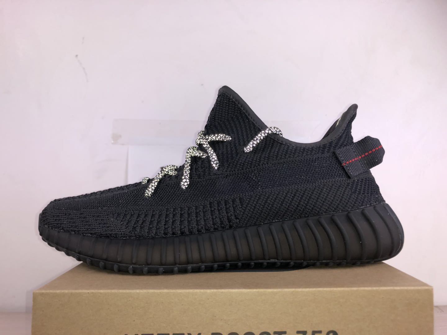 Yeezy 350 V2 أسود غير عاكس