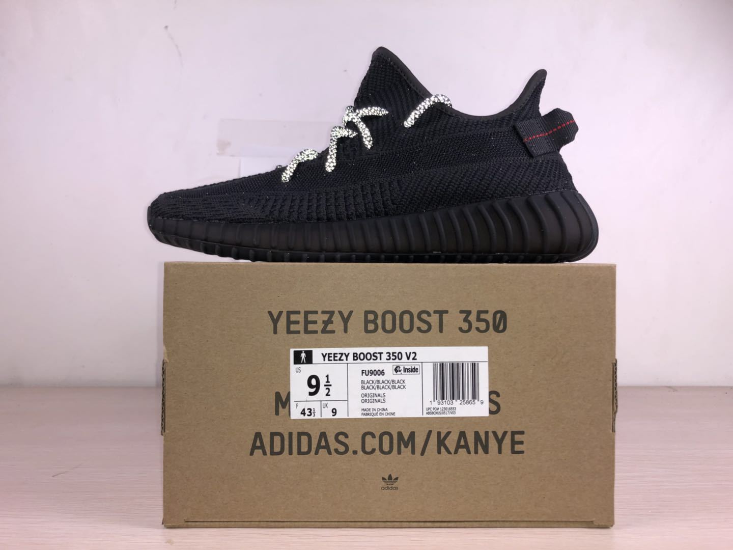 Yeezy 350 V2 أسود غير عاكس