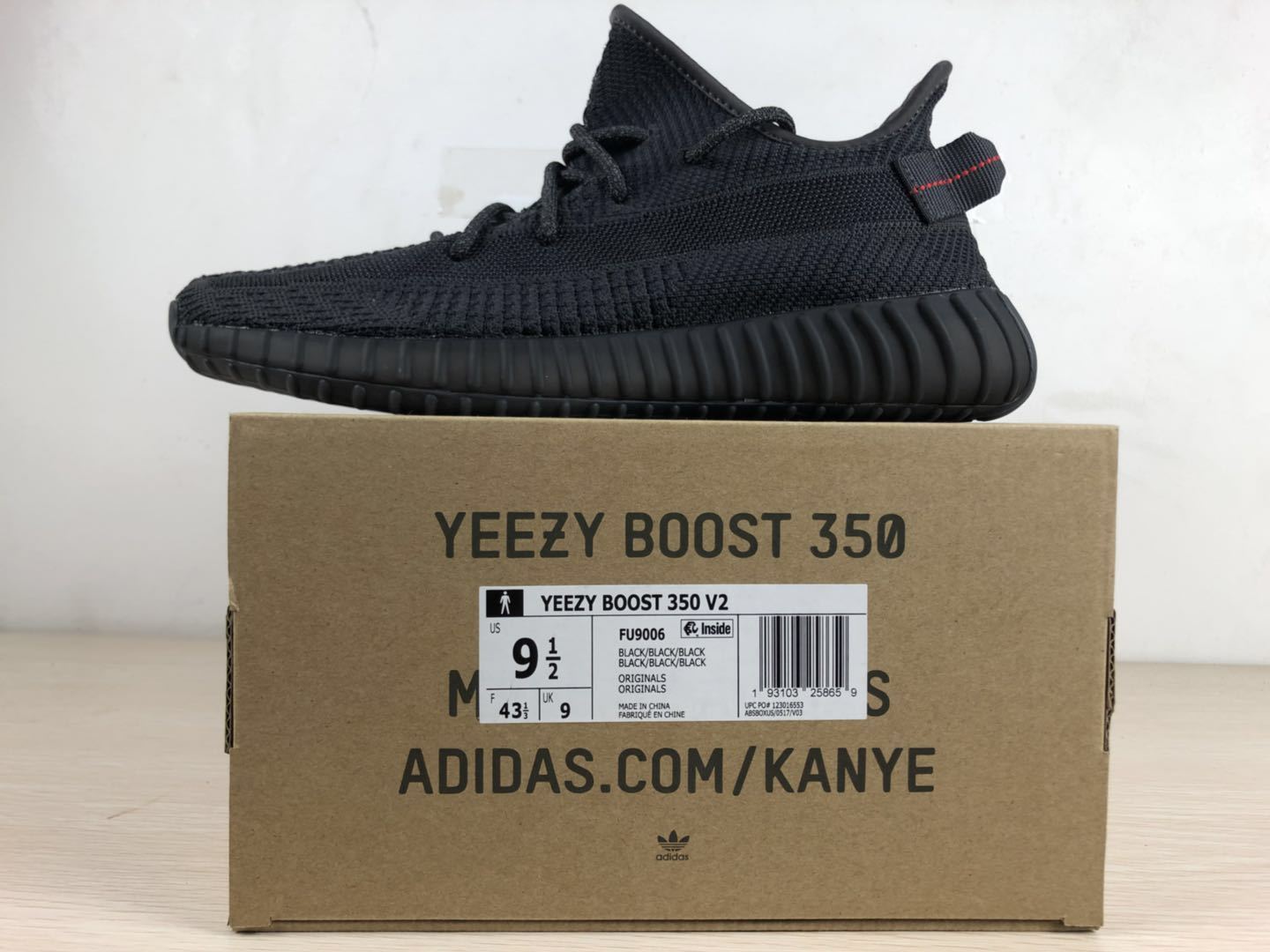 Yeezy 350 V2 أسود غير عاكس
