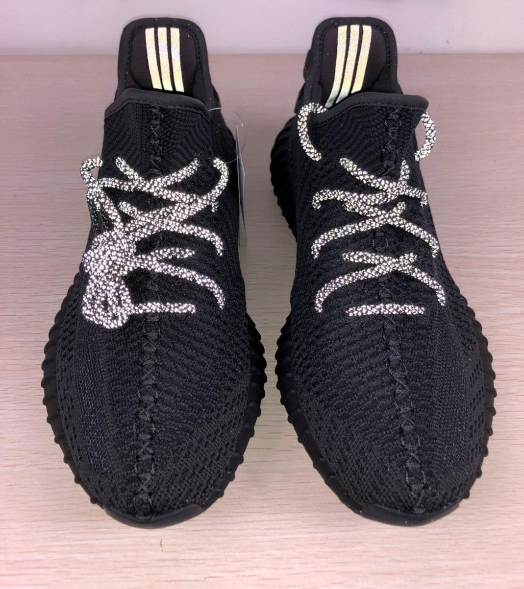 Yeezy 350 V2 أسود غير عاكس