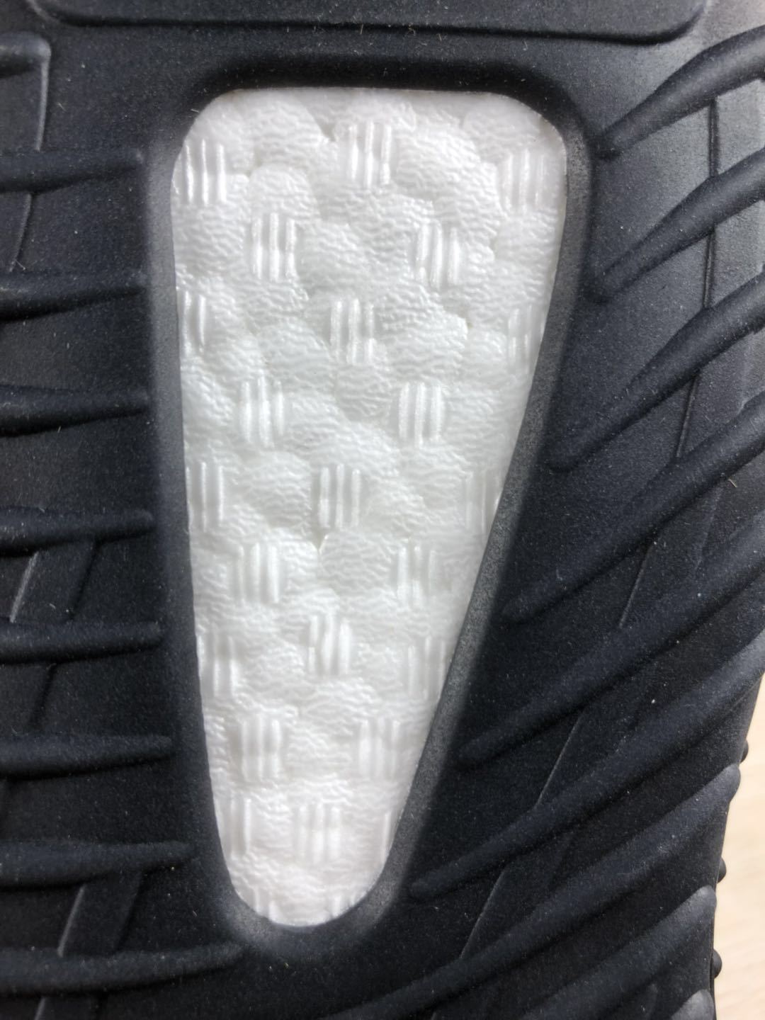 Yeezy 350 V2 أسود غير عاكس