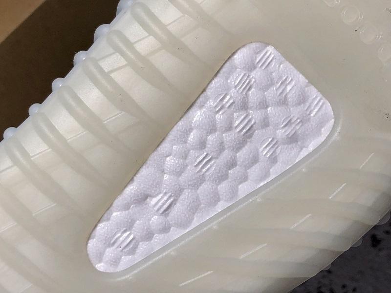 ييزي بوست 350 V2 لوندمارك