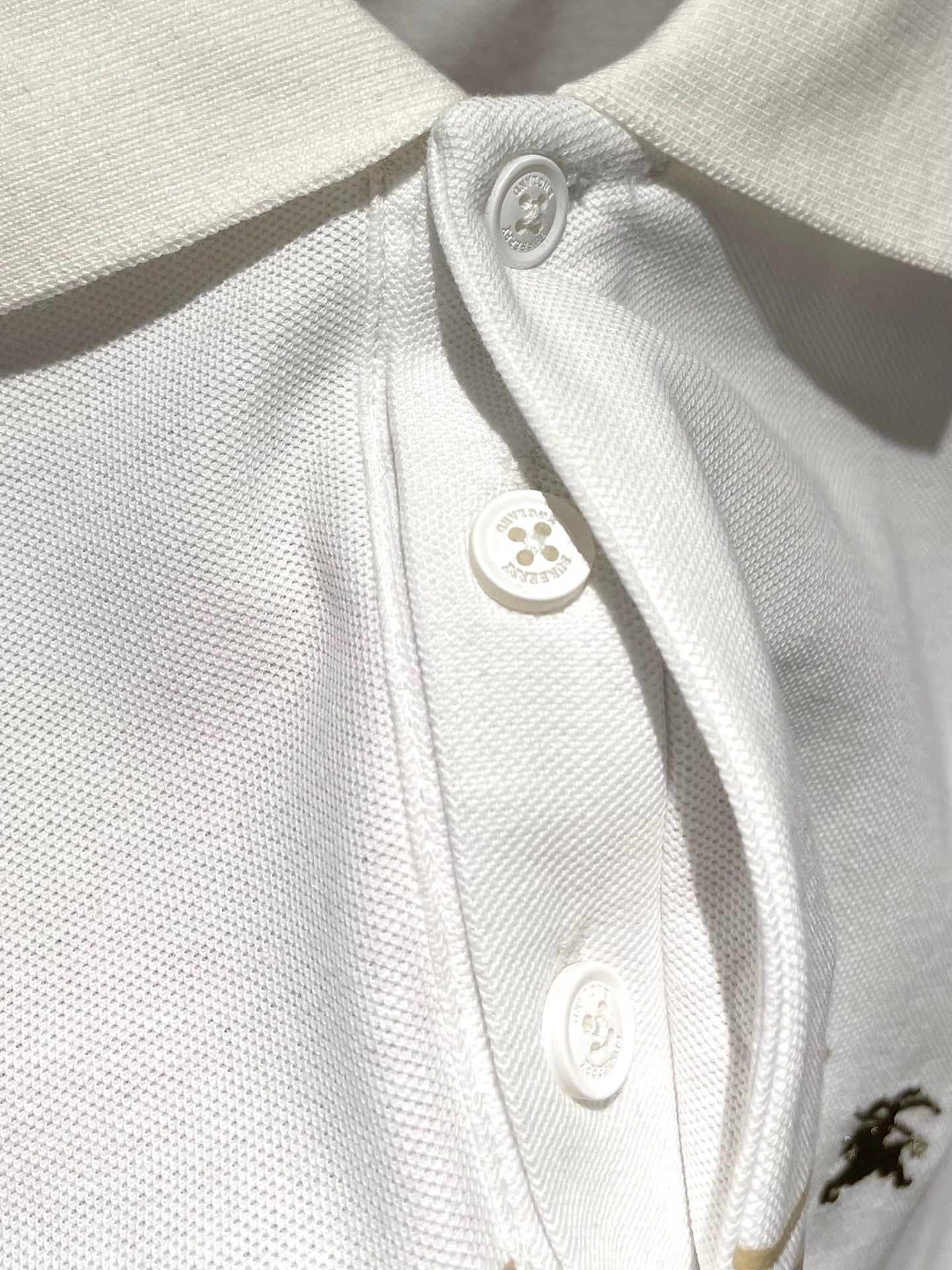 Polo blanco y negro