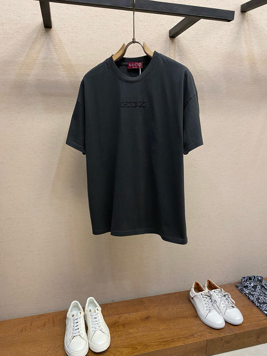 Schwarzes und grünes T-Shirt